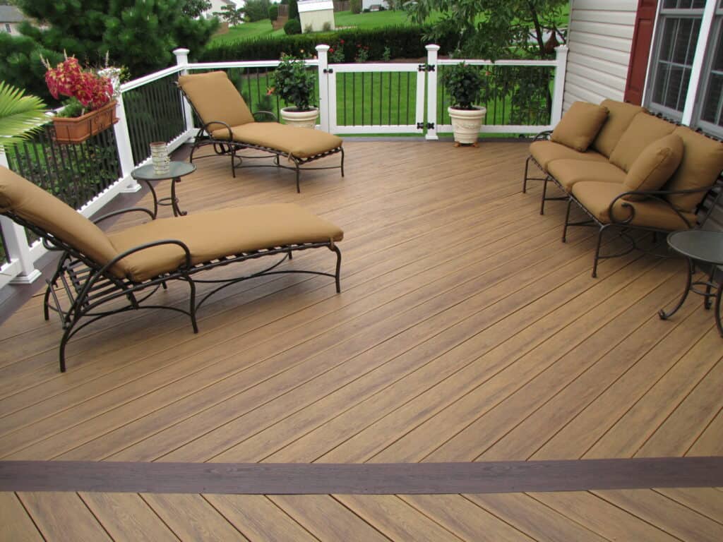 Deck WPC con tumbonas junto a barandal