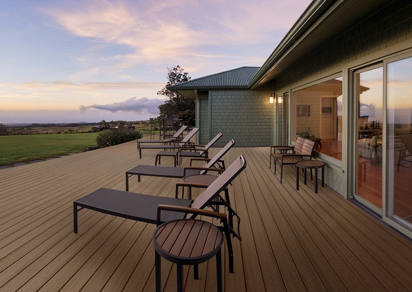 Terraza de deck WPC al atardecer