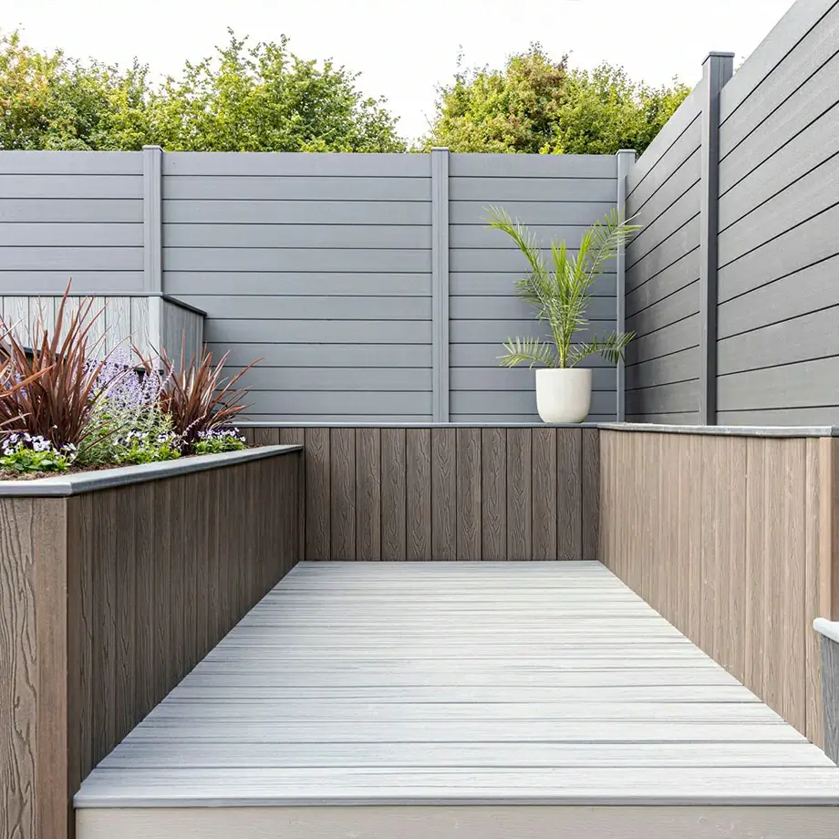 Cerca de WPC gris en jardín moderno