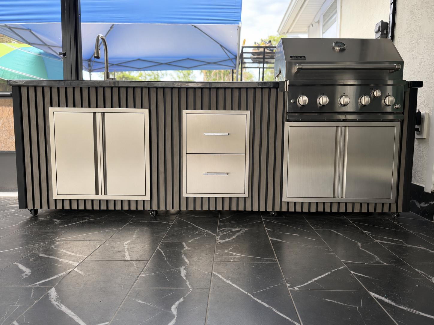 Cocina exterior con panel de lamas WPC, fregadero y parrilla integrada