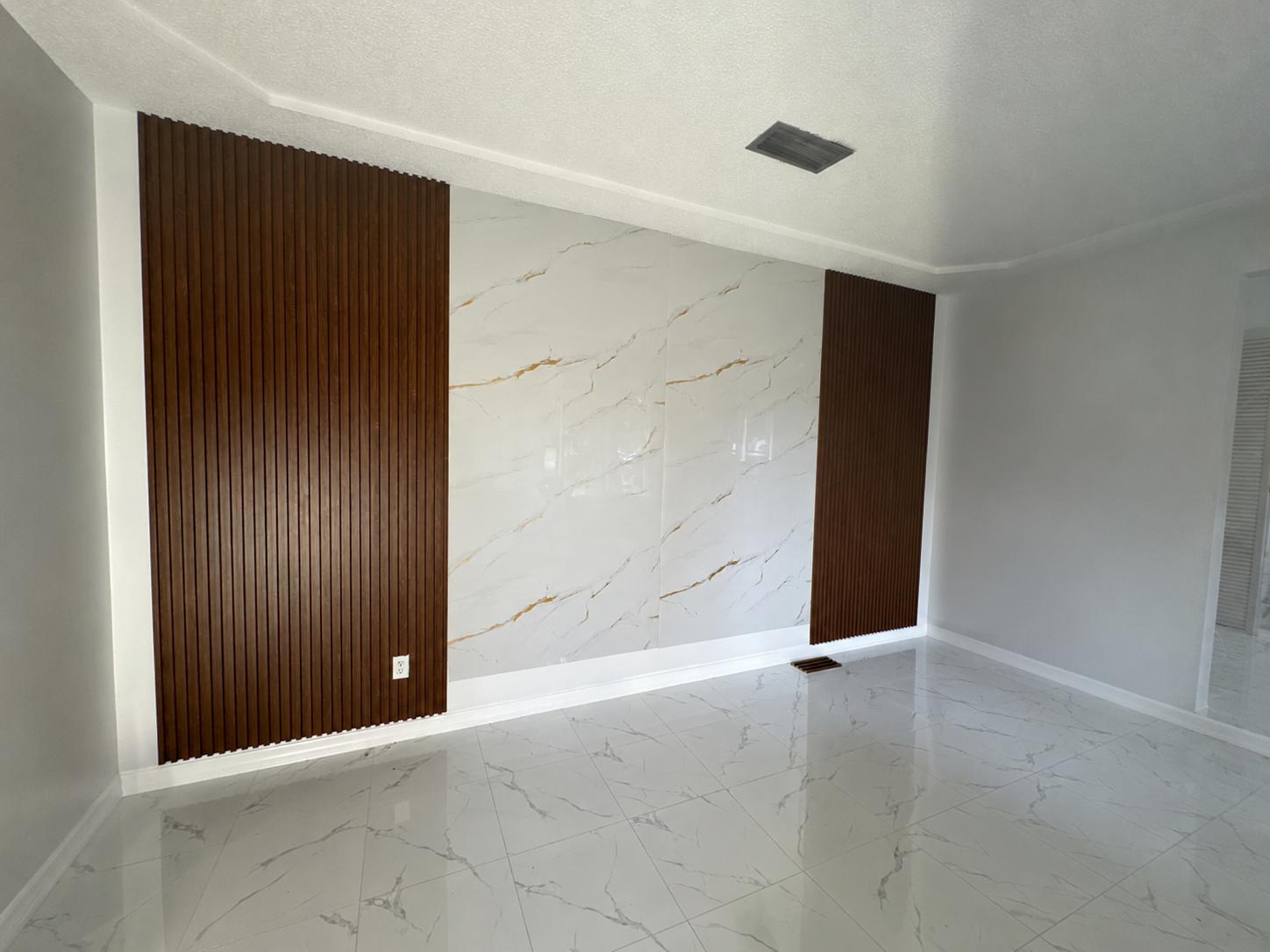 Pared con panel central de mármol PVC dorado enmarcado en lamas de madera