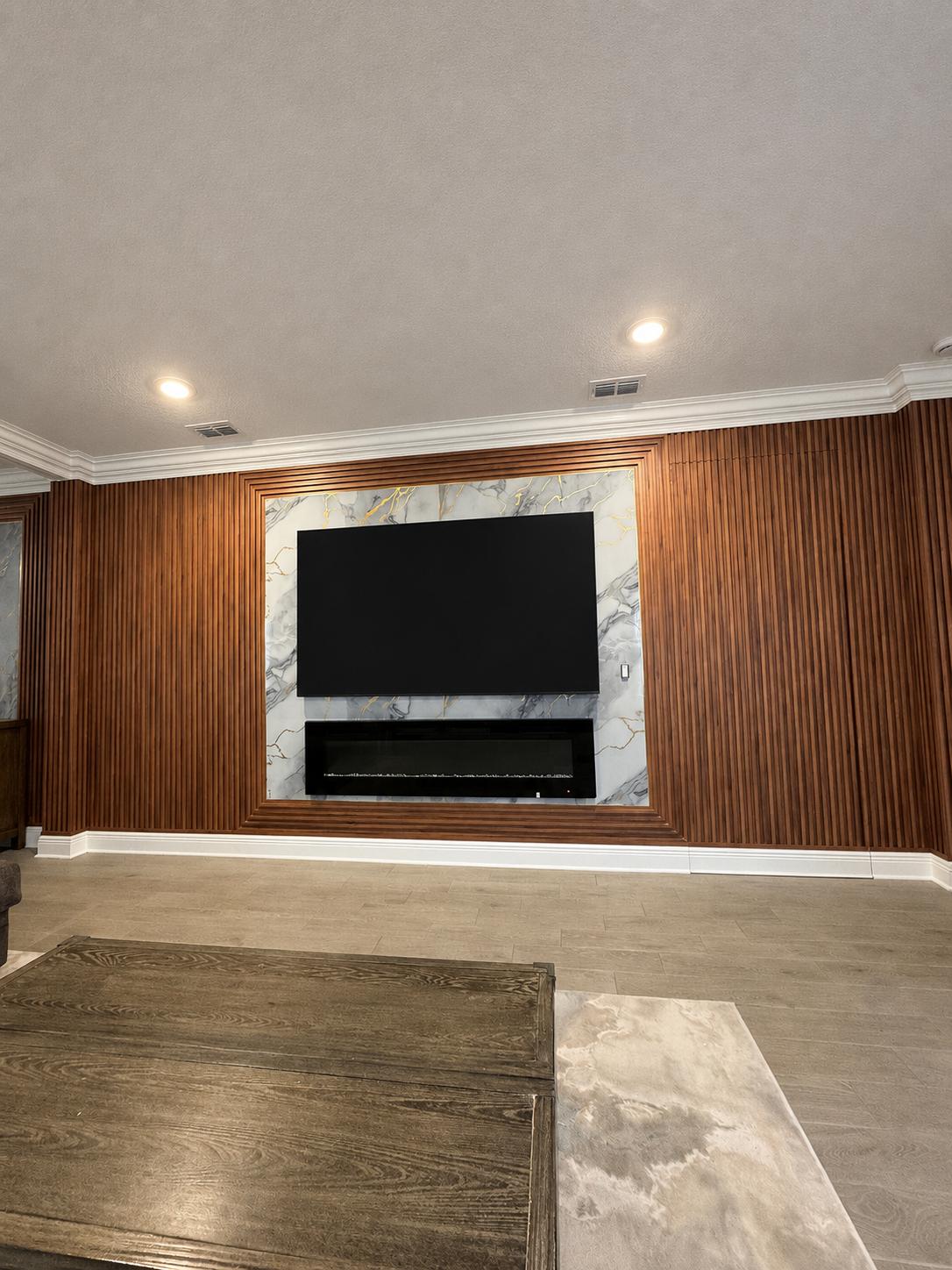 Panel de televisor con mármol PVC blanco y dorado, chimenea y molduras de madera