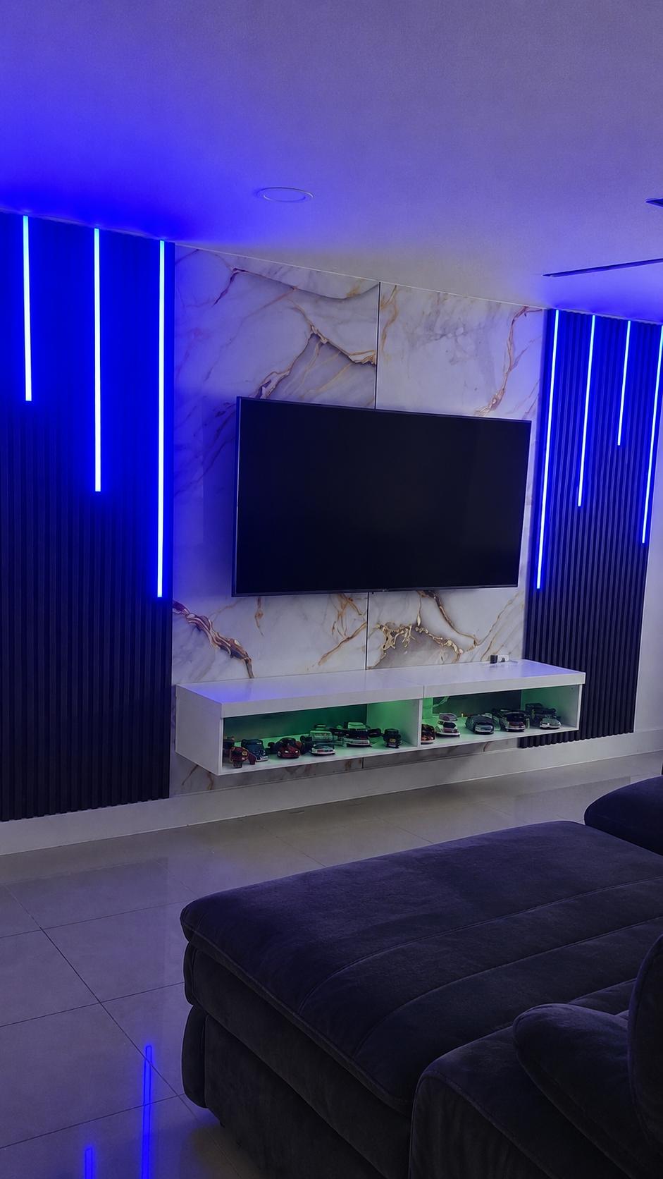 Panel de televisor con mármol PVC, molduras de madera y chimenea integrada