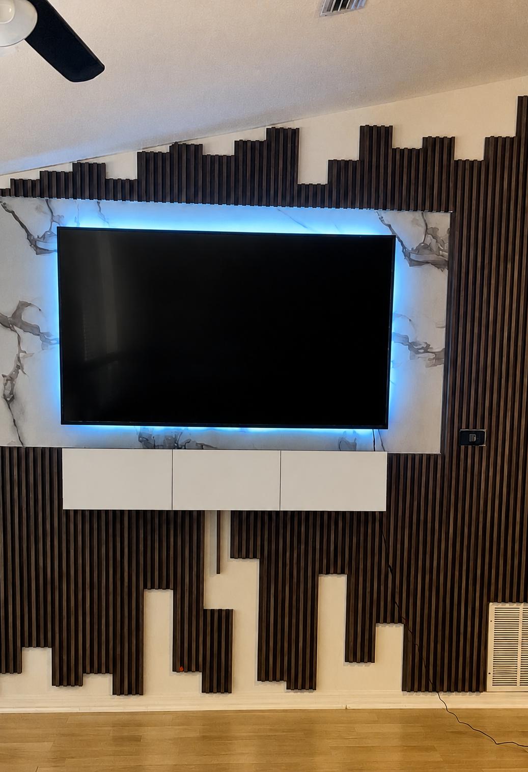 Panel de televisor con mármol PVC, luz LED azul y lamas de madera