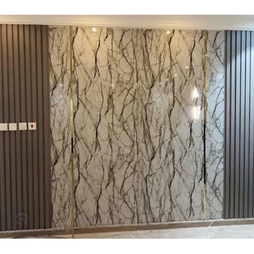 Muro de mármol UV con vetas doradas y lamas de madera