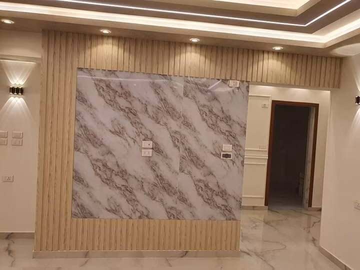 Panel de mármol UV enmarcado con lamas de madera